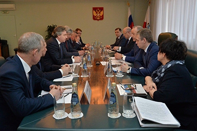 Валерий Радаев и Сергей Альмеев обсуждают планы реконструкции вокзала