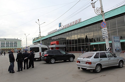 На Привокзальной площади пытались ограбить женщину