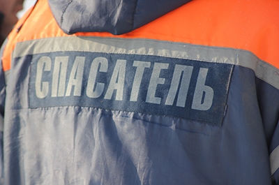 Спасатели вызволили из застрявшей в снегу машины женщину и двух девочек