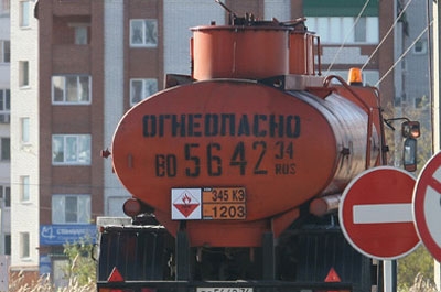 В Саратове бензовоз столкнулся с легковушкой