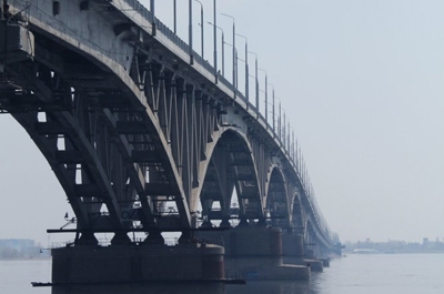 На мосту "Саратов-Энгельс" иномарка сбила ребенка