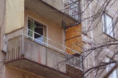 Гражданин упал с балкона при попытке покинуть дом друга