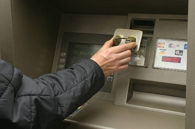 Жертвам скиммингового устройства обещают компенсировать ущерб