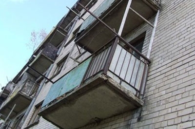 Пьяная женщина упала с балкона после ссоры с мужем