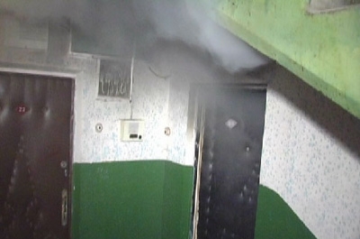Пожарные вынесли на руках мужчину из горящей квартиры