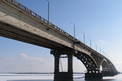 На мосту "Саратов-Энгельс" столкнулись четыре авто