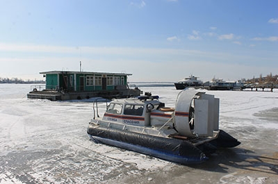 На Сазанке водитель снегохода провалился под лед