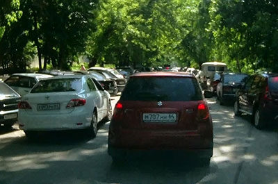 Очевидец: нарушители ПДД создают пробку на Рабочей