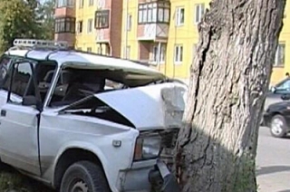 Четверка врезалась в дерево. Погиб мужчина