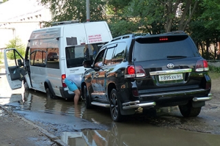 В Саратове микроавтобус застрял в заполненной водой яме