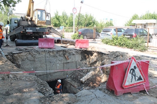 Энергетики меняют изношенные теплосети в разных районах Саратова