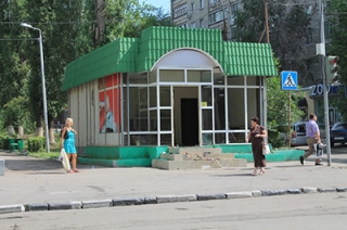В центре Саратова демонтируют пивной ларек