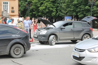 В центре Саратова загорелась иномарка