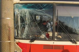 В Энгельсе пассажирский автобус врезался в столб