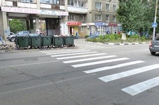 В Саратове новый пешеходный переход упирается в мусорные баки
