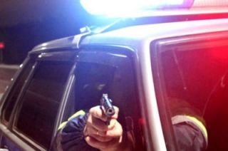 Во время погони полицейский обстрелял машину нарушителя