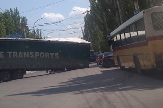Фура перекрыла дорогу в Ленинском районе Саратова