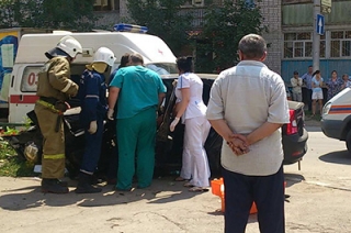 Спасатели при помощи спецоборудования достали девушку из искореженной машины