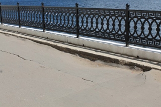 После дождя на новой набережной Саратова начал проваливаться асфальт