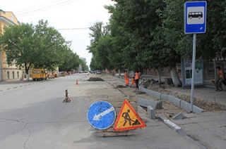 На улице Радищева начали обустраивать парковочный карман