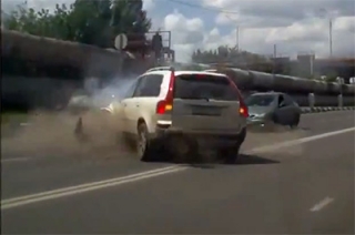 В Сети появилось видео столкновения трех автомобилей на Шехурдина