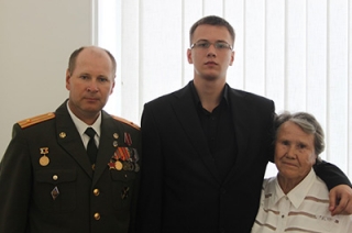 Семье погибшего в Чечне солдата вручен орден Мужества