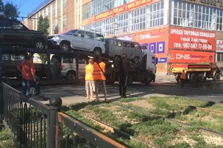 Заглохший автовоз парализовал движение трамваев в центре Саратова