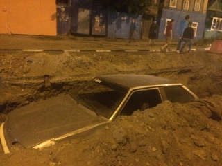 В центре Саратова машина упала в дорожную яму