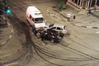 В Саратове два автомобиля врезались в "скорую помощь"