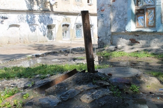 Вода из сломанной колонки много лет заливает улицу Гоголя