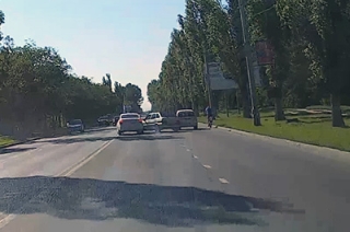 Водитель-лихач спровоцировал ДТП на Шехурдина. Видео