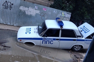 В центре Саратова полицейский автомобиль провалился в яму с водой