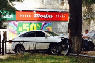 В Саратове "Lexus" снес забор и врезался в дерево