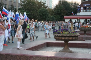 Сотни саратовцев пришли поболеть за Илью Захарова на проспект Кирова