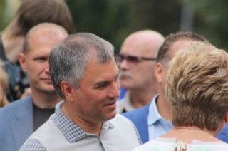Церемонию открытия памятника Олегу Табакову посетил Вячеслав Володин