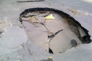 На дороге в центре Саратова провалился асфальт