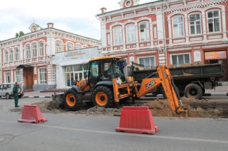 Котлован напротив правительства привел к транспортному коллапсу