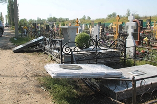 Ураган повредил более ста памятников на Елшанском кладбище