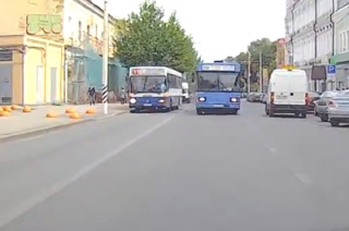 На Московской автобус выехал на "встречку" и едва не попал в ДТП