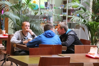 Полиция и общественники ищут в "Оранжевом" школьников-прогульщиков