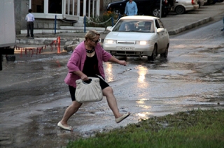 По дороге в Ленинском районе текут потоки воды