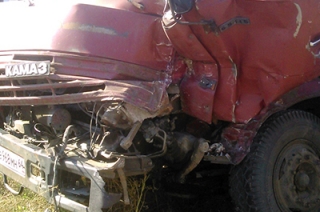 Под Балаковом автобус врезался в стоящий "КамАЗ"
