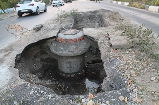Яма на Соколовой угрожает безопасности саратовских водителей