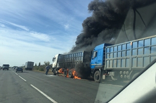 В Саратовской области на трассе загорелся грузовик