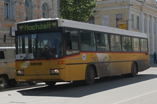 Пассажирка выпала из автобуса на дорогу