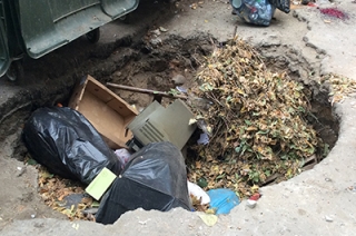 Саратовцы рассказали о яме с мусором в центре города