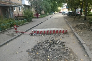 Администрация просит демонтировать перегородивший проезд бетонный блок