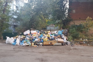 Со двора дома на Горького третью неделю не вывозят мусор