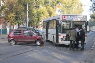 ДТП с автобусом парализовало движение из Ленинского района