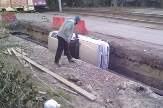 В Саратове с ночи в траншее лежит автомобиль